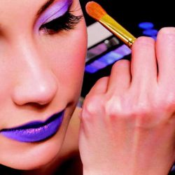What are the responsibilities of a makeup artist in a beauty salon?
